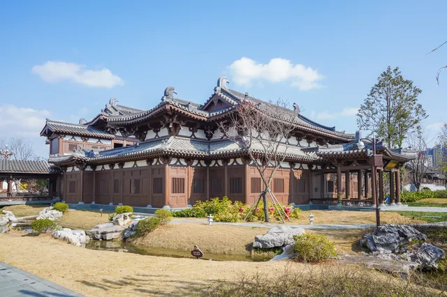 蜀園是一座獨具特色的川劇主題公園，地鐵直達