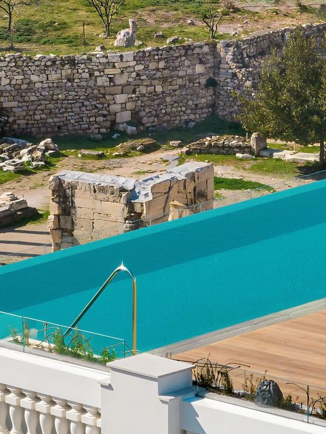 Athens Awaits: Stay Splendid at The Dolli 🏛️✨
