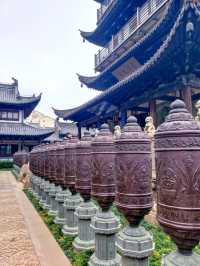 真如鎮，雖陷水泥森林中，唯這方淨土依舊
