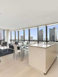 🌟 Melbourne Magic: Docklands Delight with Stunning Views 🌟
