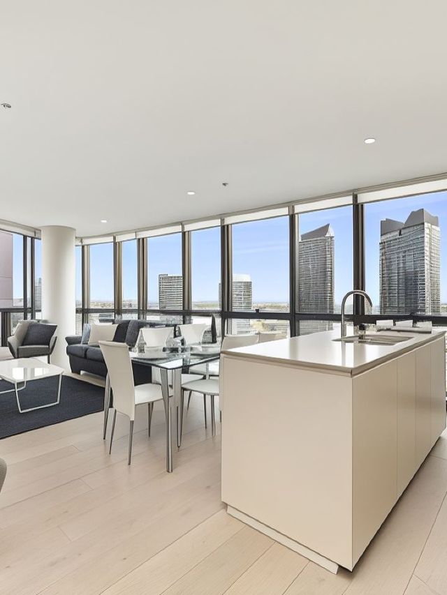 🌟 Melbourne Magic: Docklands Delight with Stunning Views 🌟