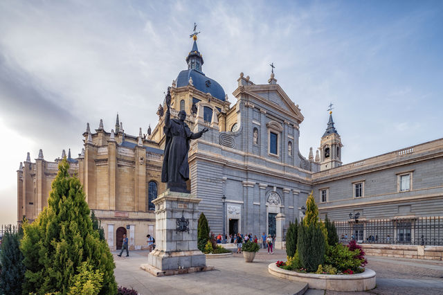 The only papally consecrated church in Spain: Madrid's Almudena Cathedral 🇪🇸