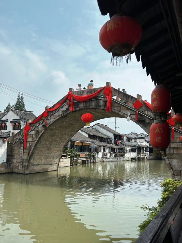 枫泾古鎮（上海金山）枫泾古鎮，位於上海西南，隸屬於上海市金山區，地處滬浙五區（縣）十鎮（鄉）交界。