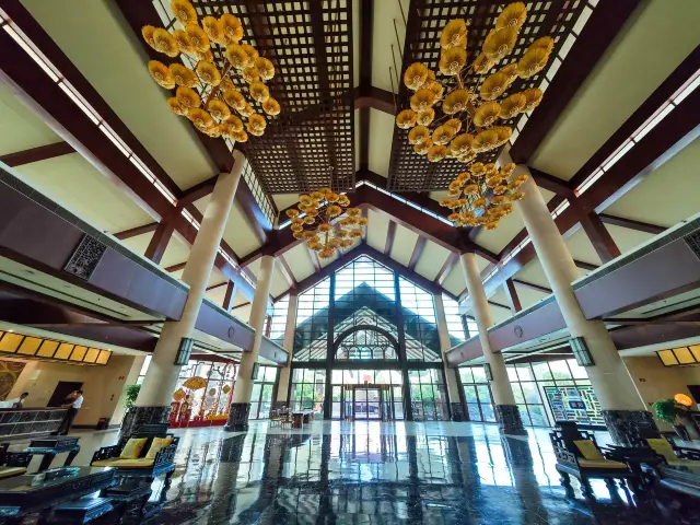 린인 홀리데이 그랜드 호텔은 도심 속 사치스러운 오아시스로 여러분을 초대합니다.