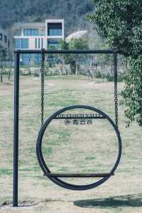 揽雲谷係一間位於宜興懸崖上嘅高端野奢度假酒店。