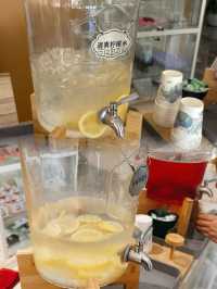 【睡在東方之巔，醒來就在東廊里瀟灑～】。