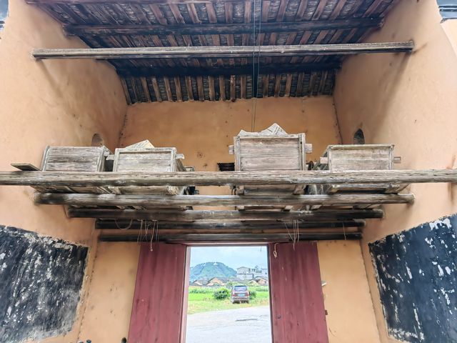 廣西鹿寨仁里屯鄧氏堂祠。