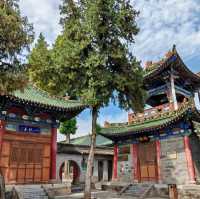寶雞城隍廟 香煙裊繞禱聲響，信徒虔誠禮拜頻。