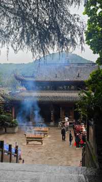 成都人最多、香火最旺的寺廟「石經寺」。
