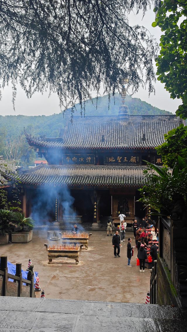 成都人最多、香火最旺的寺廟「石經寺」。