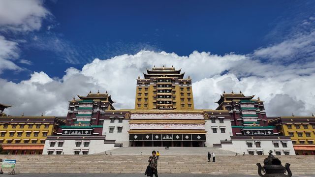 這座寺廟拍照簡直不要太出片了這裡是格莫寺。