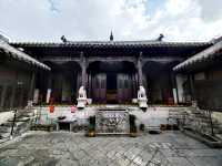 石山頂上的寺院，安順天台山伍龍寺。