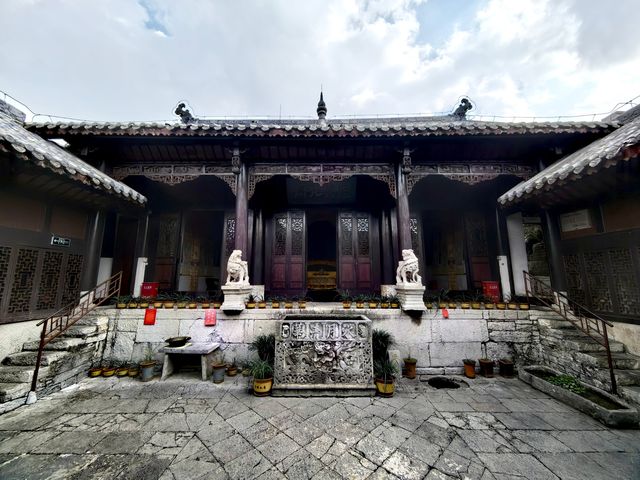 石山頂上的寺院，安順天台山伍龍寺。