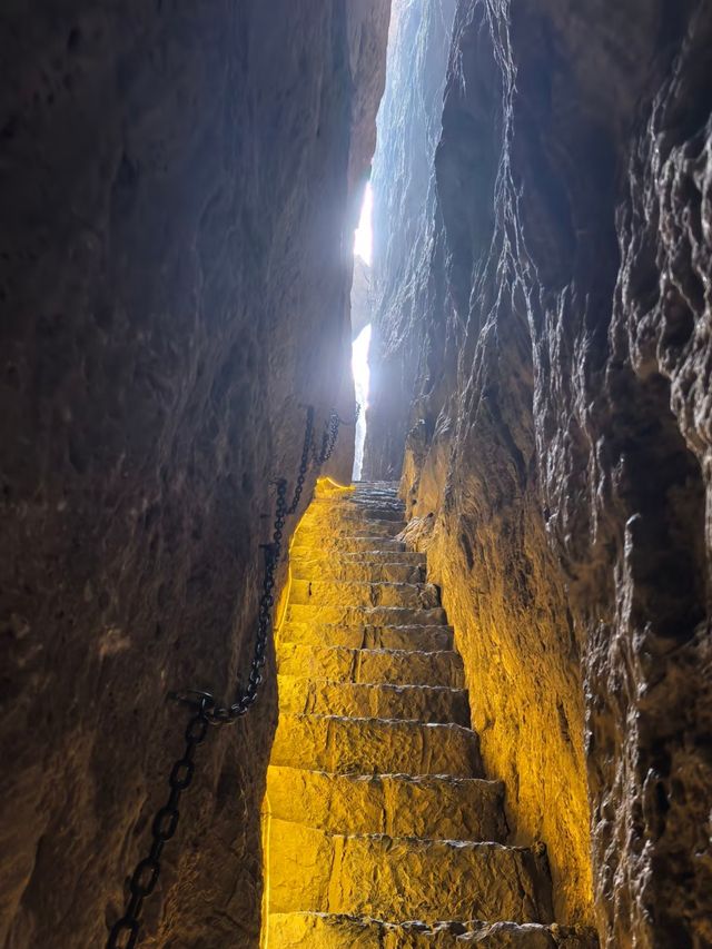 在熊耳山我看到了350多年前的地震遺跡。