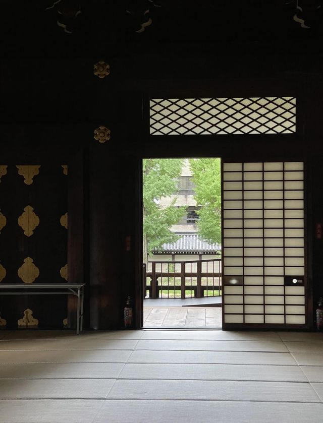 京都｜東本願寺的黑金之美。