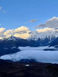 川西的雪山雲海美得令人讚嘆