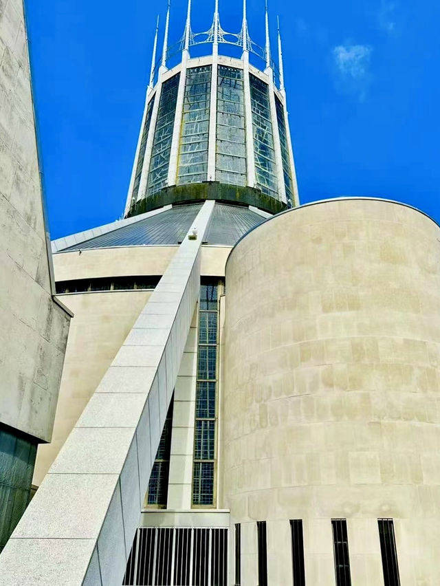 Light and Art Unite: Why You Can’t Miss This Liverpool Landmark!
