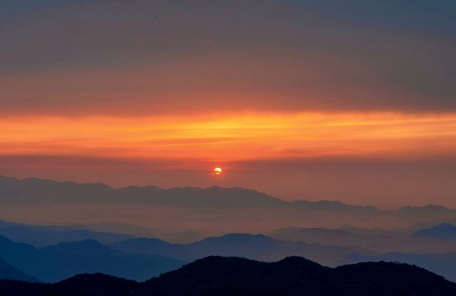 橘色落日，為桂林貓兒山披上浪漫金紗