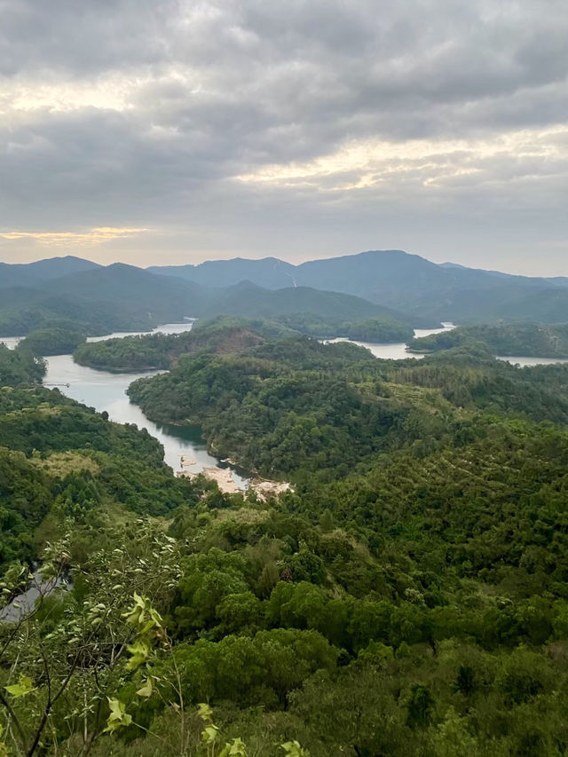 青山如黛，湖水映夢的悠然假日