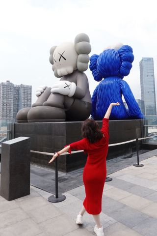 Changsha Travel Guide | Must-see photo spots at the IFS, including the KAWS statue on the roof