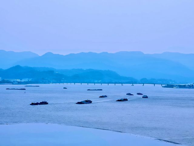 富春江畔星舟咖啡館！坐進森海看雲卷雲舒