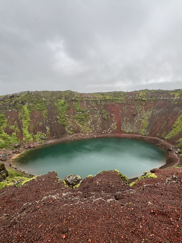 Waterfalls, Craters, and The Blue Lagoon: Six Must-See Spots in Iceland 🇮🇸 🌋 