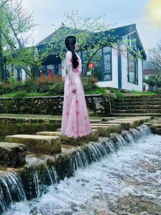 Longshan Village, a locals' "secret" spot for check-ins.