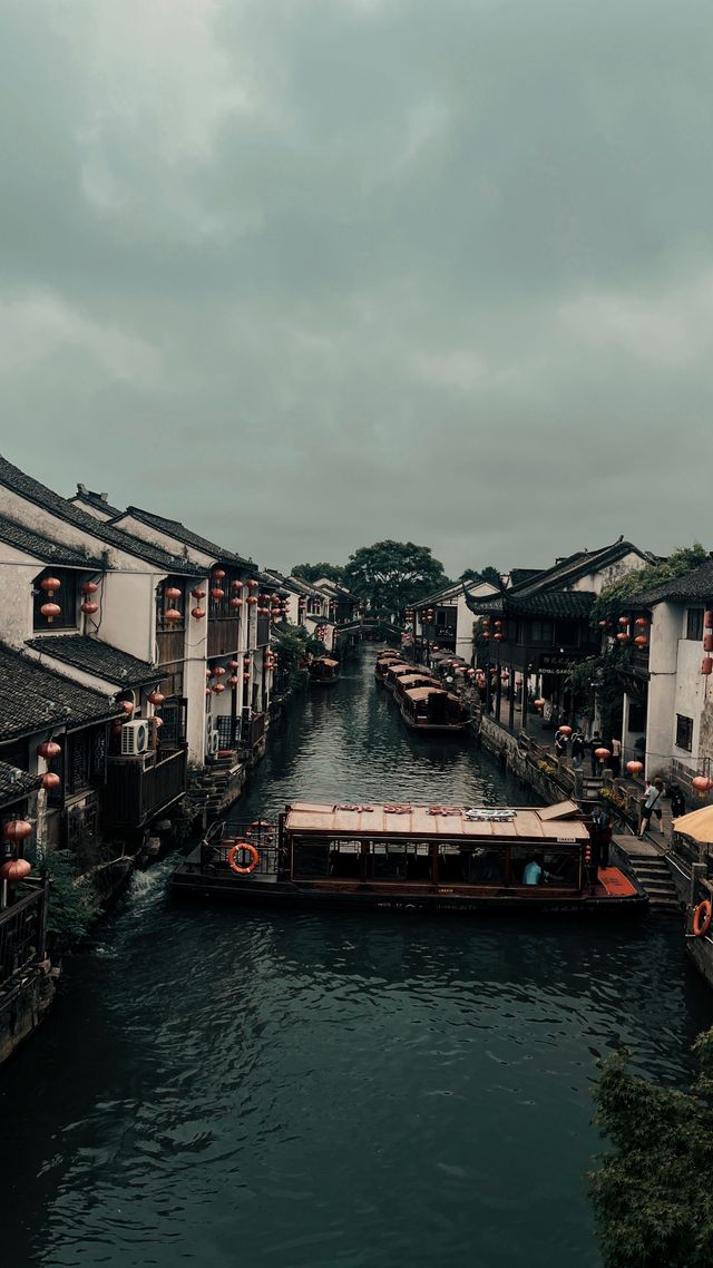 - 夜泊山塘，醉入姑蘇