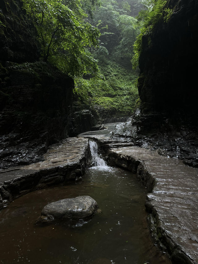 百里峽以徒步峽谷為主，適合鍾意自然風光同輕度探險嘅朋友。