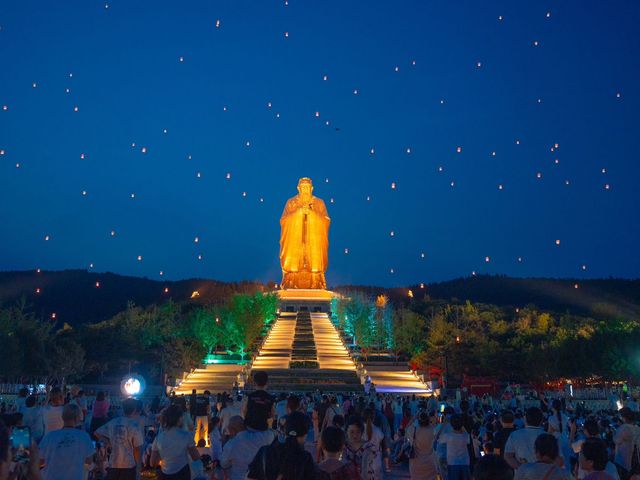 有冇人明山東文化夜遊天花板孔明燈煙火靚到喊！！