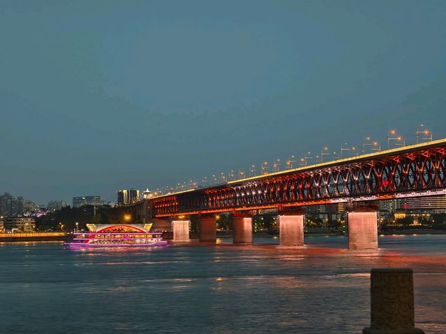 Riverside Dinner with Exclusive Views of the Yangtze Bridge and Yellow Crane Tower! Riverside Dinner with Exclusive Views of the Yangtze Bridge and Yellow Crane Tower!