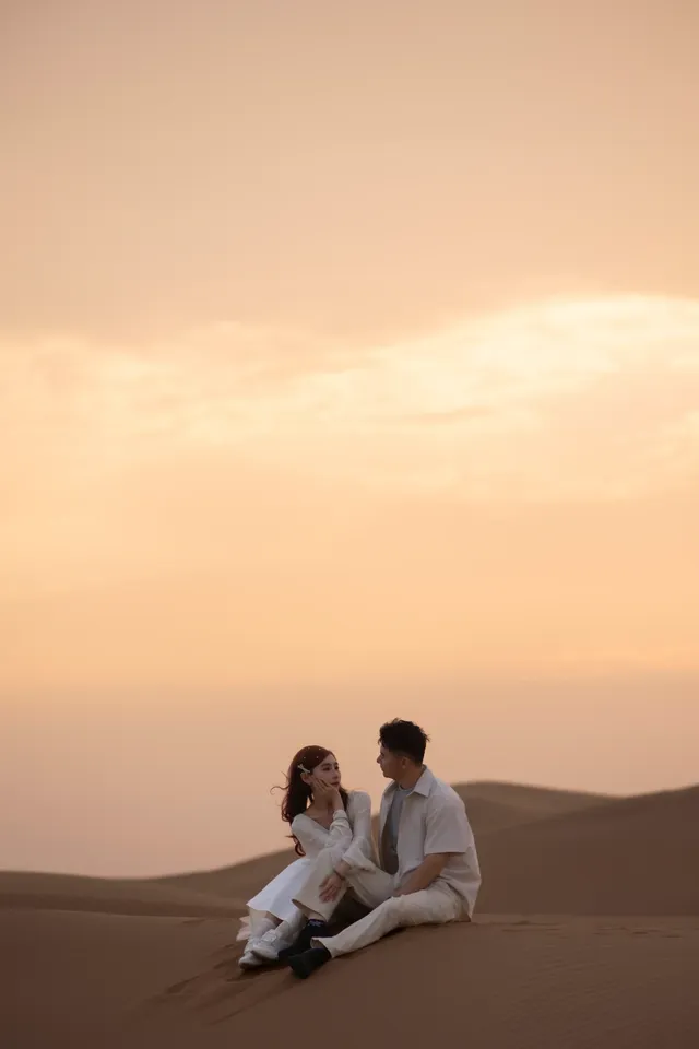 在沙漠夕陽裡我拍到了愛情最浪漫的模樣