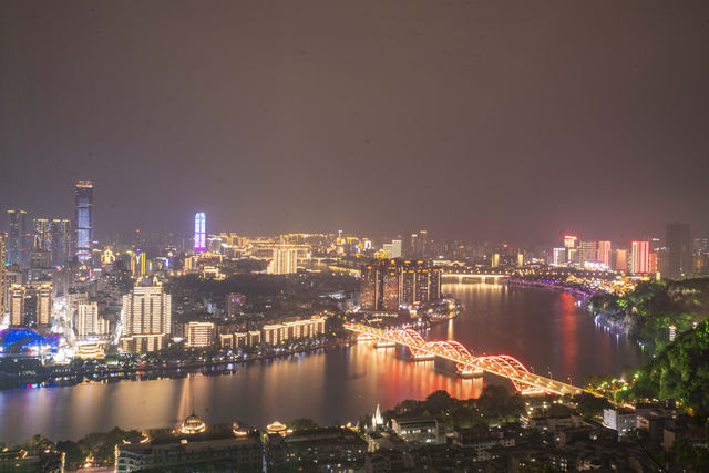 來感受柳州夜景的燈光璀璨，在馬鞍山公園山頂上。