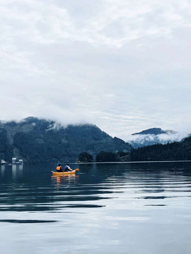 秋日泛舟雅女湖