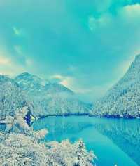 冬幻九寨365天倒映嘅仙境全部喺晒度喇 想逃離城市?一秒鐘墜入藍色仙境!九寨溝嘅冬天真係被嚴