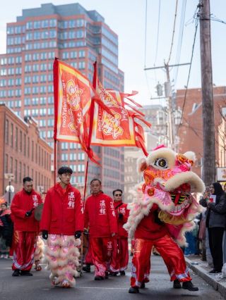 ทริปนี้พาฉันไปที่เอลเมนดอร์ฟ รัฐอะแลสกา ที่ซึ่งฉันได้สัมผัสบรรยากาศที่คึกคักของชุมชนชาวจีนนิวเฮเวนในการเฉลิมฉลองเทศกาลตรุษจีน แม้จะอยู่ในเมืองเล็กๆ ในแถบอาร์กติก เทศกาลฤดูใบไม้ผลิก็ยังคงมีชีวิตชีวาและสีสัน! นอกจากการร่วมสนุกแล้ว ฉันยังได้อยู่ท่ามกลางโต๊ะที่เต็มไปด้วยอาหารทะเลที่ปรุงอย่างพิถีพิถัน ไม่ว่าจะเป็นปลาหมึกผัด ปลาหมึกยักษ์ หอย และอาหารอื่นๆ ซึ่งเมื่อรับประทานด้วยตะเกียบแล้ว ให้ความรู้สึกเหมือนอยู่บ้าน ไม่ว่าสภาพอากาศจะเป็นอย่างไร พื้นที่จัดงานในอาคารสมัยใหม่ก็เต็มไปด้วยการรวมตัวอย่างสนุกสนานและบรรยากาศที่อบอุ่นเป็นกันเอง!

ไฮไลท์ของทริปนี้:

🧧ความรู้สึกของการรวมญาติในช่วงตรุษจีน: ชุมชนชาวจีนเอลเมนดอร์ฟจัดงานเฉลิมฉลองอย่างยิ่งใหญ่ทุกปี รวมถึงเกมส์แบบดั้งเดิม การจับฉลาก การแสดง และอาหารอร่อยหลากหลายชนิด ทั้งผู้ที่อยู่ห่างไกลจากบ้านและคนในท้องถิ่นสามารถเข้าร่วมได้ สร้างความรู้สึกเป็นส่วนหนึ่งที่แน่นแฟ้น!

🦑อาหารทะเลมากมาย: ไฮไลท์ของงานคืออาหารทะเลอย่างไม่ต้องสงสัย ปลาหมึกสด ปลาหมึกยักษ์ และหอยต่างๆ หาซื้อได้ตามซูเปอร์มาร์เก็ตท้องถิ่น นำมาผัดในสไตล์จีน สร้างสรรค์เมนูอาหารที่น่ารับประทานทั้งตาและลิ้น ทำให้ฉันรู้สึกเหมือนได้กลับบ้านทันที

🏙️วันฝนตกก็ไม่ใช่ปัญหา: แม้จะมีฝนปรอยลงมาข้างนอก แต่สถานที่จัดงานที่ทันสมัย ​​กว้างขวาง และสว่างไสว ก็ไม่ได้รับผลกระทบจากสภาพอากาศ ทุกคนผ่อนคลายและดื่มด่ำกับบรรยากาศแห่งความสนุกสนาน!

เมนูแนะนำและประสบการณ์ที่ห้ามพลาด

1. เมนูแนะนำ: อาหารทะเลรสชาติเยี่ยม

· ปลาหมึกผัด: เนื้อนุ่ม สดชื่น สัมผัสรสชาติของทะเลได้อย่างลงตัว

· ปลาหมึกยักษ์ผัด: มีกลิ่นกระเทียมอ่อนๆ เนื้อสัมผัสเหนียวนุ่มน่าลิ้มลอง

· ซุปหอยลาย: น้ำซุปหวานกลมกล่อม อุ่นสบายและสดชื่น

2. กิจกรรมที่ห้ามพลาด:

· เข้าร่วมเกมส์พื้นบ้านและการจับฉลากเพื่อลุ้นรับรางวัลมากมายและขยายวงสังคมของคุณ

· นอกจากนี้ยังมีการแสดงเชิดสิงโต การแสดงเพลงและการเต้นรำพื้นเมือง และประสบการณ์การเขียนพู่กันจีน – บรรยากาศคึกคักสุดๆ!

เคล็ดลับการวางแผนการเดินทาง

· ร้านอาหารและซูเปอร์มาร์เก็ต: แม้ว่าเอลเมนดอร์ฟจะไม่ใช่เมืองใหญ่ แต่ซูเปอร์มาร์เก็ตท้องถิ่นอย่าง Fred Meyer และ Walmart ก็มีอาหารทะเลและเครื่องปรุงรสอาหารจีนให้เลือกมากมาย ตั้งอยู่ในทำเลที่เดินหรือขับรถสะดวก การช้อปปิ้งจึงง่ายดาย!

· คู่มือการเดินทาง: การมีบัตรประจำตัวจะทำให้การเข้าสู่พื้นที่ฐานทัพอากาศเอลเมนดอร์ฟง่ายขึ้น กิจกรรมต่างๆ มักจัดขึ้นที่ศูนย์ชุมชนหรือหอประชุมโรงเรียนจีน โปรดตรวจสอบสถานที่และเวลาเปิดทำการล่วงหน้า กิจกรรมต่างๆ มักจัดขึ้นในวันเสาร์ช่วงเทศกาลตรุษจีน

เคล็ดลับขั้นสูง

· อากาศดีนั้นสวยงาม แต่สิ่งสำคัญคือ "สัมผัสแห่งมนุษย์" แม้จะมีฝนปรอยปราย การได้นั่งร่วมกับผู้อื่น เพลิดเพลินกับอาหารอร่อย ความอบอุ่นของชุมชนสามารถขับไล่ความหนาวเย็นภายนอกได้!

· อย่าลืมนำของขวัญเล็กๆ น้อยๆ หรือขนมหวานที่ทำเองไปร่วมงาน การแลกเปลี่ยนของขวัญ/การแบ่งปันในสถานที่จัดงานจะเพิ่มความสนุกสนานแบบมีปฏิสัมพันธ์!

ในอลาสก้า ดินแดนอาร์กติก การฉลองตรุษจีนกลายเป็นความทรงจำทางวัฒนธรรมที่อบอุ่นเป็นพิเศษ ไม่ใช่แค่เรื่องอาหารและเครื่องดื่ม แต่ยังเกี่ยวกับการใส่จิตวิญญาณแห่งเทศกาลจากบ้านเกิดลงไปในทุกจาน การเดินทางครั้งนี้ทำให้ฉันตระหนักว่าไม่ว่าคุณจะเดินทางไปไกลแค่ไหน คุณก็สามารถค้นหาจิตวิญญาณแห่งปีใหม่ของคุณเองได้แม้ในต่างแดน!

#ชีวิตในอลาสก้า #การฉลองตรุษจีน #ชาวจีนโพ้นทะเล #อาหารทะเล #บันทึกการเดินทาง