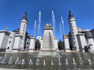 World Joy City is very large, and you might get lost if it's your first time here. Currently, 8 large venues are open, and staff at each venue can arrange a free park shuttle for guests. The architecture is European-style, and with the crisp autumn weather, it's a great place to explore on foot. There are 3 holographic live-action stage plays, and the best one is "Impression Harbin". There is also a performance in the square at 7:00 PM.