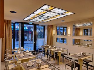 ### Hotel du Levant：殷勤款待與完美地段。