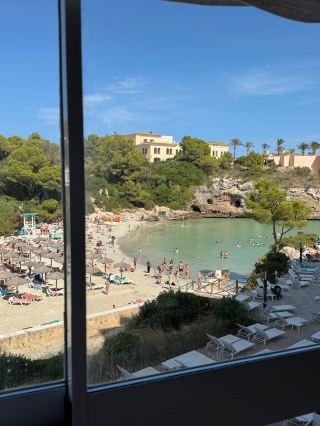 Fantastic Beachfront Stay with Great Food and Entertainment