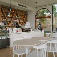 W STORY คาเฟ่สไตล์มินิมอลขาวคลีนโซคิ้วท์