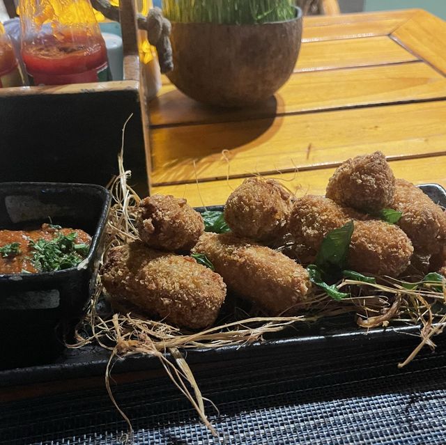 나트랑 해변의 정취가 있는 맛집 세일링 클럽