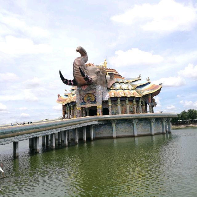 วัดบ้านไร่ (วัดหลวงพ่อคูณ) ชมอาคารปะติมากรรมช้าง