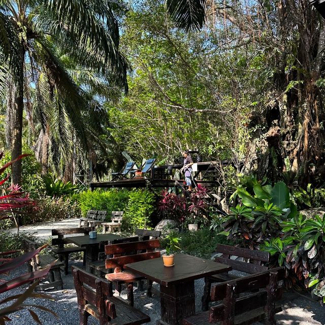 Made in BLUE cafe & bistro คาเฟ่สไตล์ธรรมชาติ