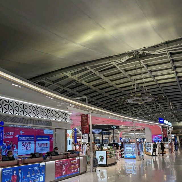 スワンナプーム国際空港は、２４時間お買い物出来るし、ラウンジが使えて、とっても便利で綺麗な空港
