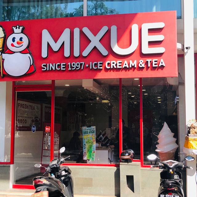 只要0.5美金，在樂姜街歇個腳，吃大支霜淇淋、吹冷氣、上廁所： Mixue Premium Legian