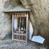 淡路島の岩楠神社（いわくすじんじゃ）洞窟のある隠れたように建つ神社