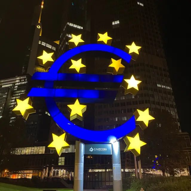 앞에서 사진을 찍으면 돈이 들어온다는 유럽 경제의 상징, 유로타워💶