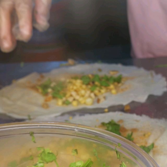 新北銅板美食推薦～三重【百香潤餅捲】…料多實在超飽滿...