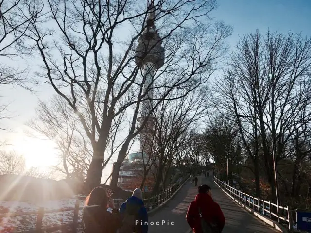 N Seoul Tower ไฮไลท์ที่เที่ยวเกาหลีสำหรับคู่รัก