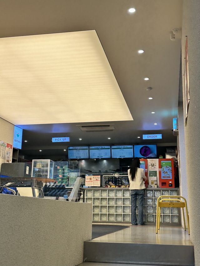 마치 작은 유럽 카페에서 샐러드 먹는 기분을 느낄 수 있는 포케올데이 신사점